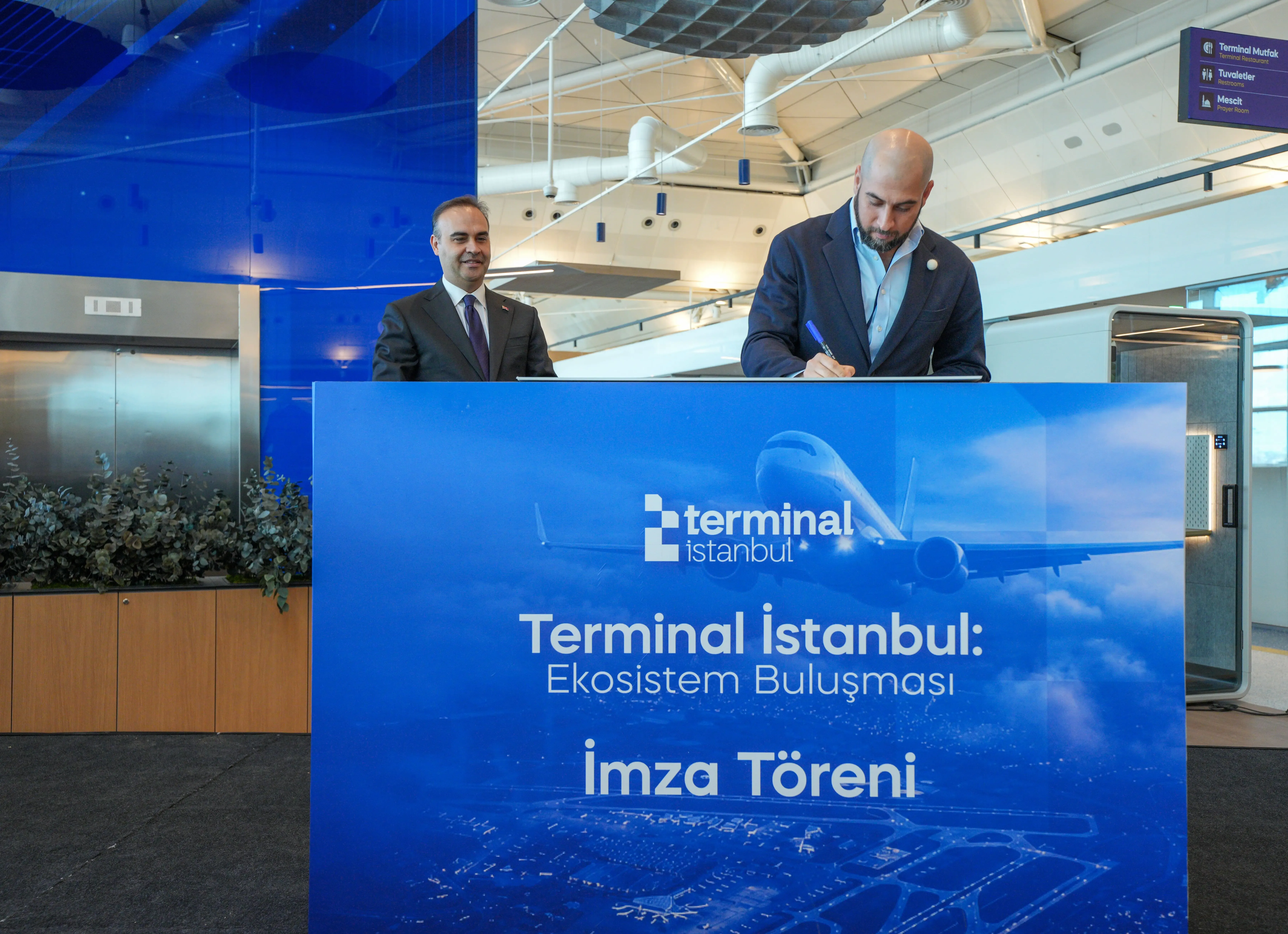 Ali Samir Oosman of Disrupt signing the Terminal İstanbul memorandum of understanding on stage.