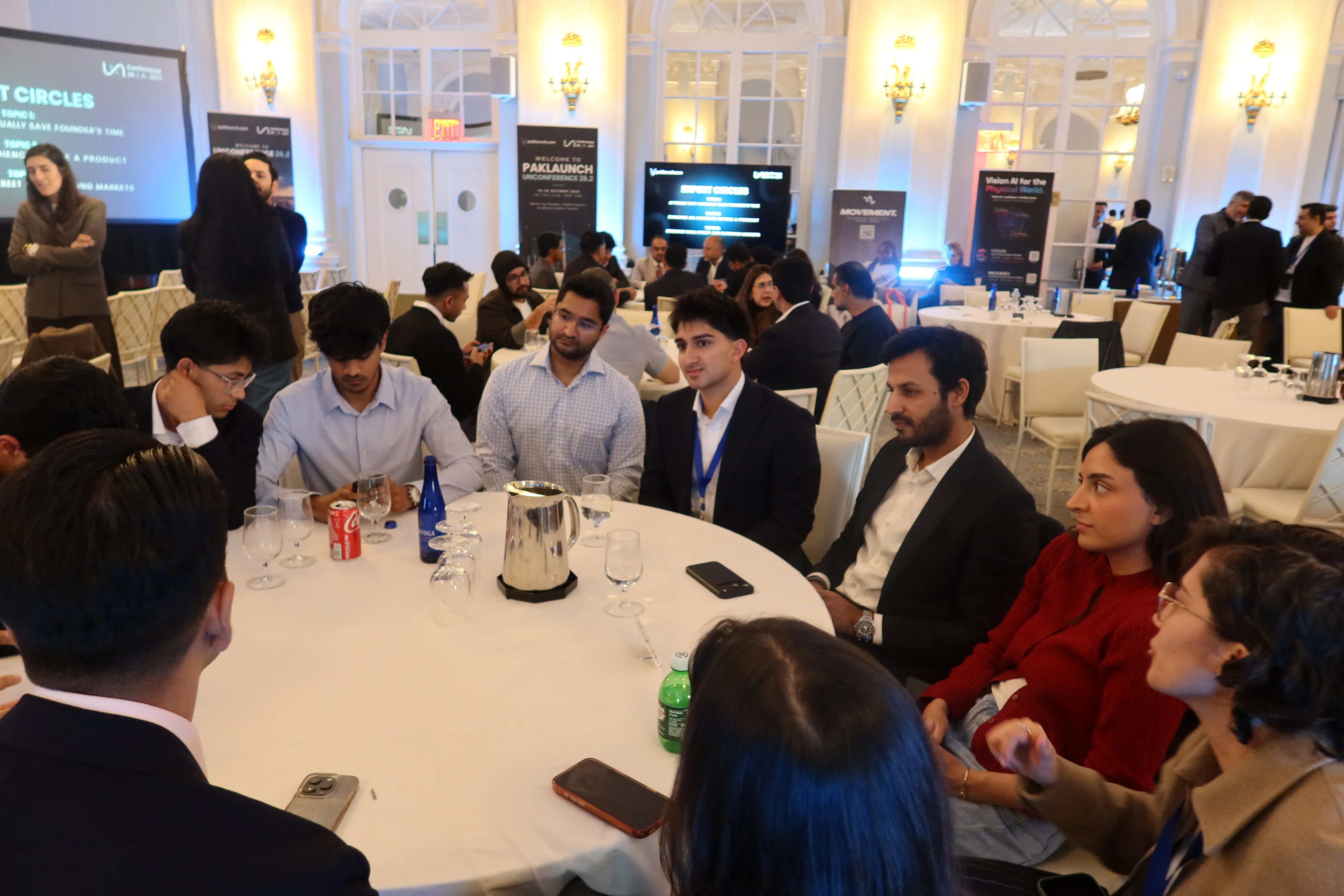 Founders and investors talk around a table during the Expert Circles at Paklaunch’s UNConference26.2 in New York.